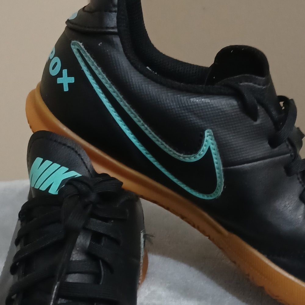 Nike - Picture 2 of 5